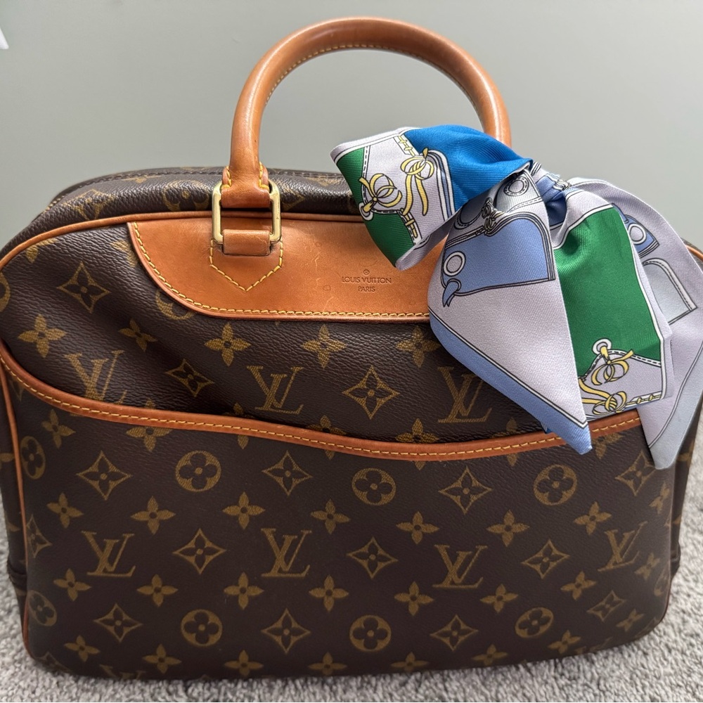 Louis Vuitton Deauville Monogram Handbag GUC